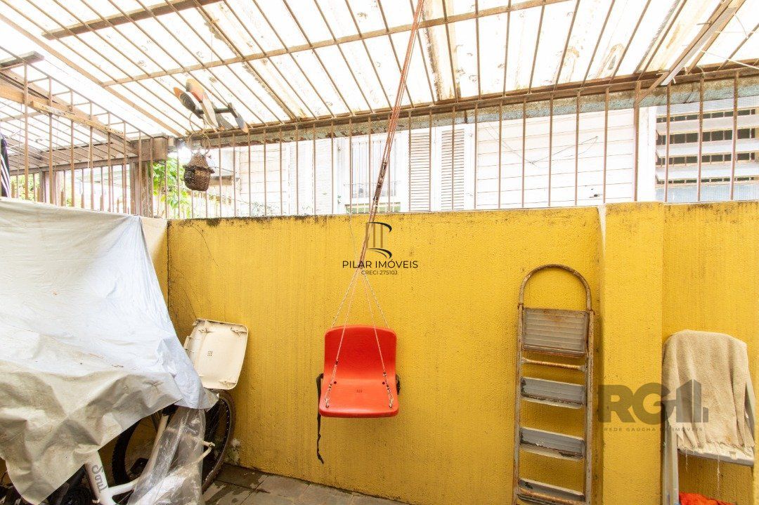 Casa de 3 dormitórios à venda na Tristeza - Zona sul de Poa.
