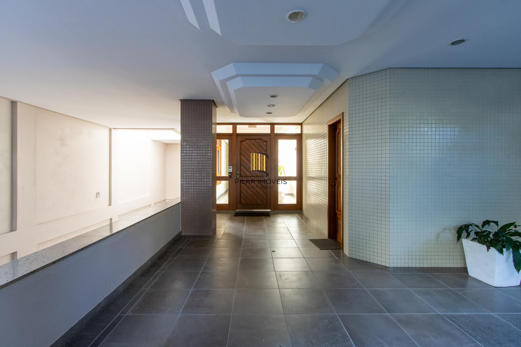 Apartamento com 114.02m², 3 dorm, Petrópolis com lareira e churrasqueira