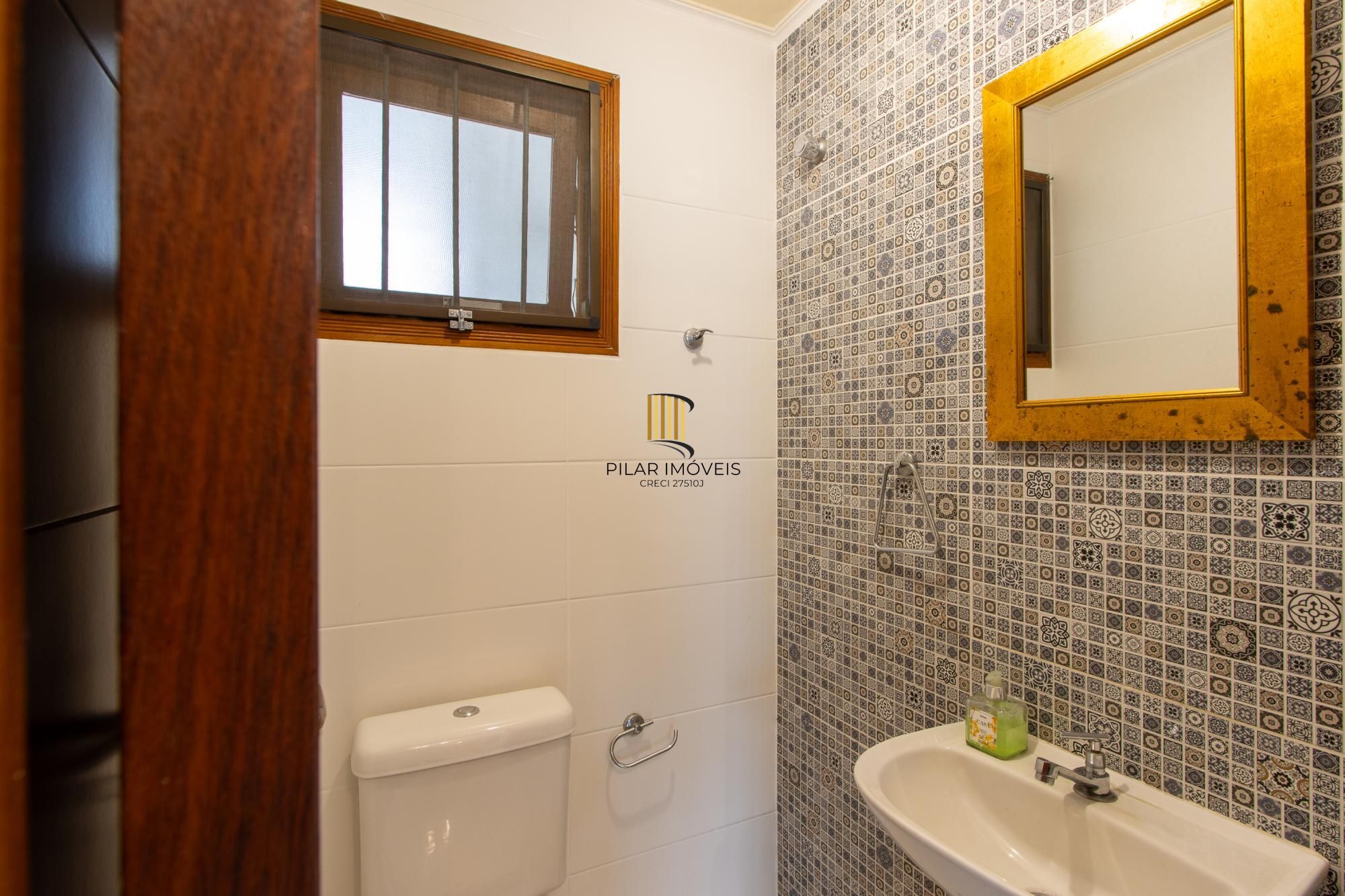 A casa possui 78m² de área construída, com um adicional de 20m²