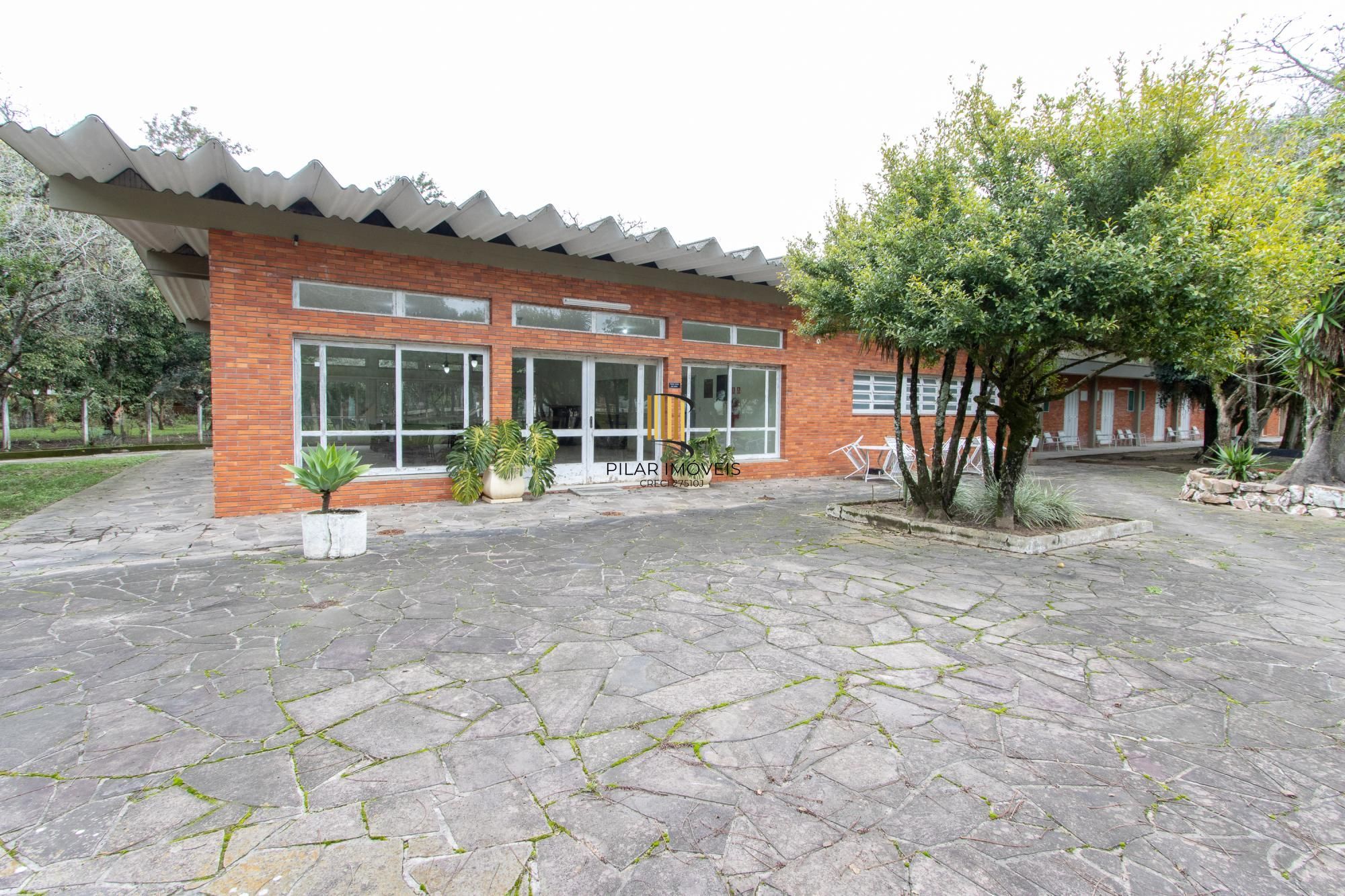 Terreno com edificações para múltiplos negócios lucrativos.