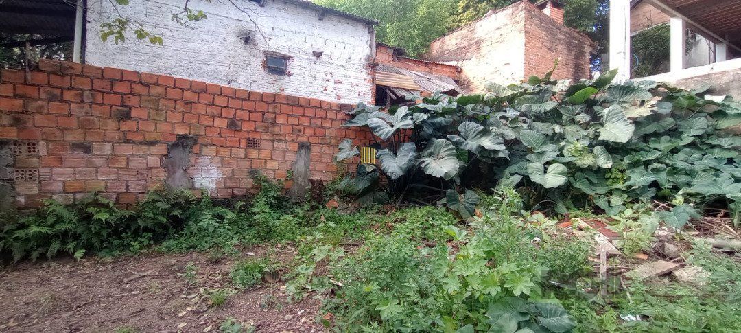 Casa térrea de 2 quartos, sala, cozinha, banheiro social e pátio.
