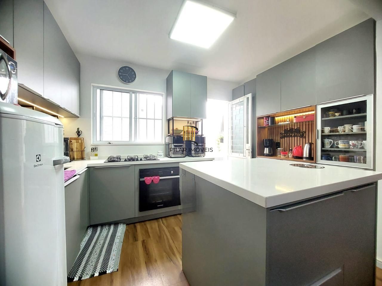 Linda casa totalmente reformada, 3 quartos (1 suite), 2 vagas cobertas - Bairro Nonoai