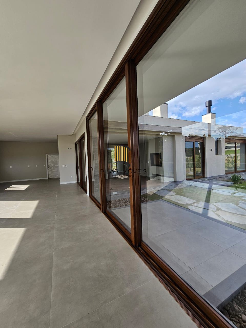 Casa de condomínio, 3 dormitórios, 3 suítes, 2 vagas de garagem.