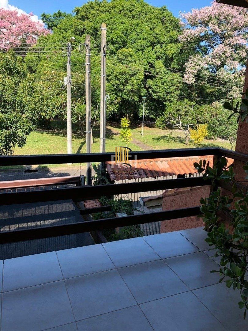 Casa residencial de 3 dormitórios sendo um uma suíte localizada no bairro Guarujá.