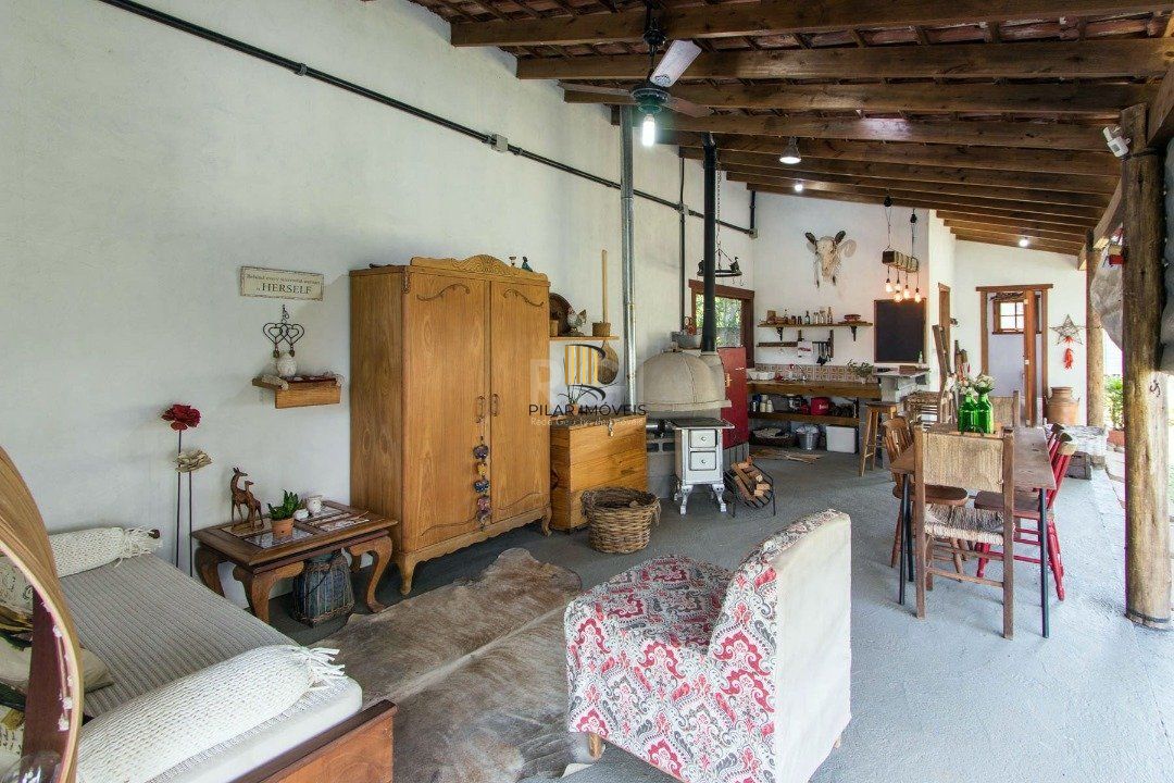Casa para Venda - 250m², 3 dormitórios, sendo 2 suites, 3 vagas - Ponta Grossa