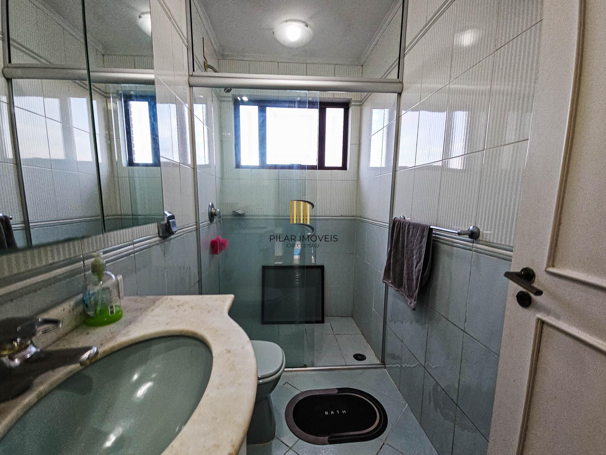 Casa na Vila Conceição, 3 dormitórios, 1 suíte, churrasqueira, lareira, 4 vagas, piscina aquecida e vista perene para o Rio.