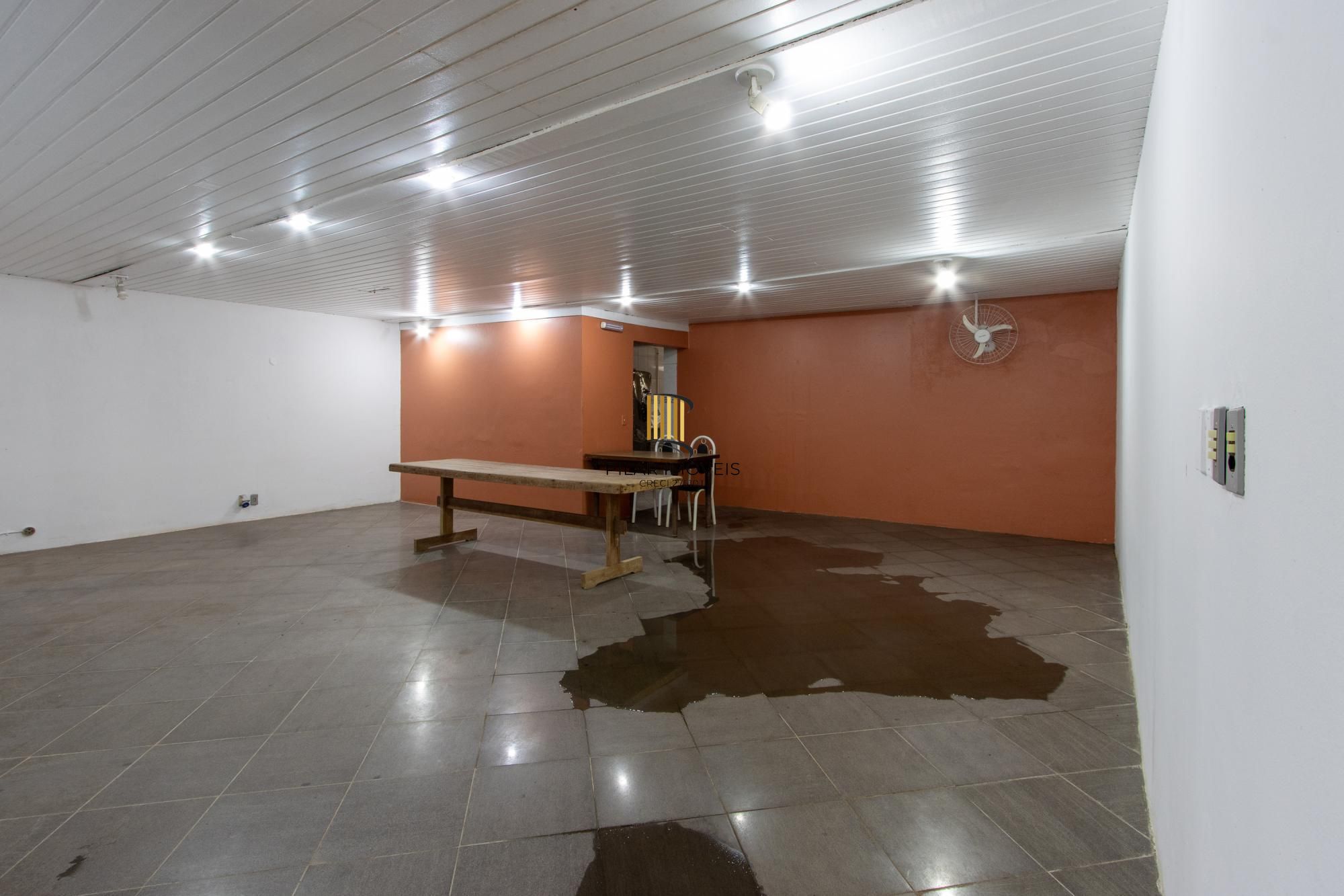 Terreno com edificações para múltiplos negócios lucrativos.