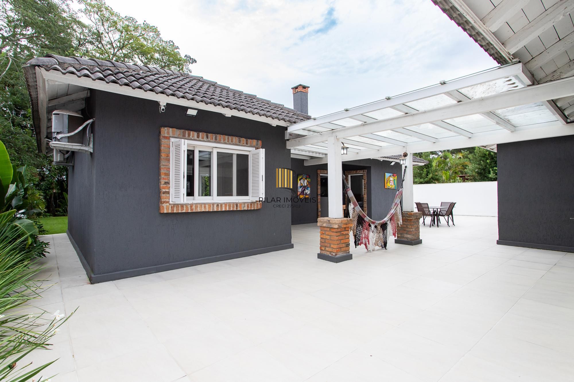 Casa térrea no Condominio Terra Ville, com patio e piscina.