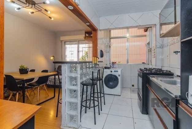 APARTAMENTO REFORMADO DE 02 DORMITÓRIOS PERTO DE SUPERMERCADOS, ONIBUS E FARMACIAS