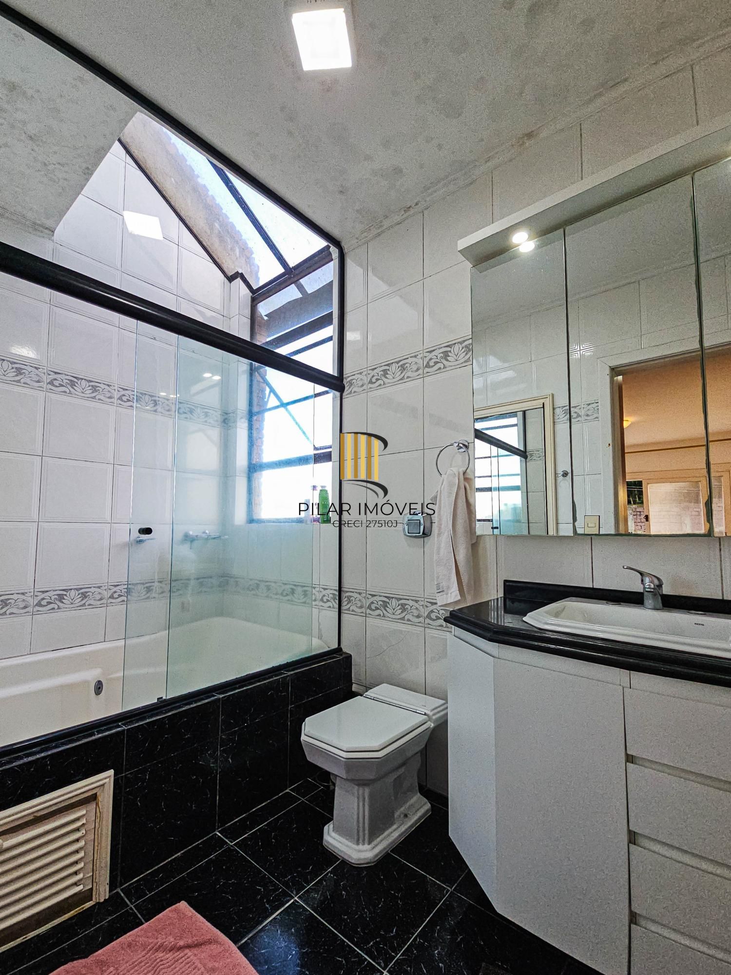 Casa na Vila Conceição, 3 dormitórios, 1 suíte, churrasqueira, lareira, 4 vagas, piscina aquecida e vista perene para o Rio.