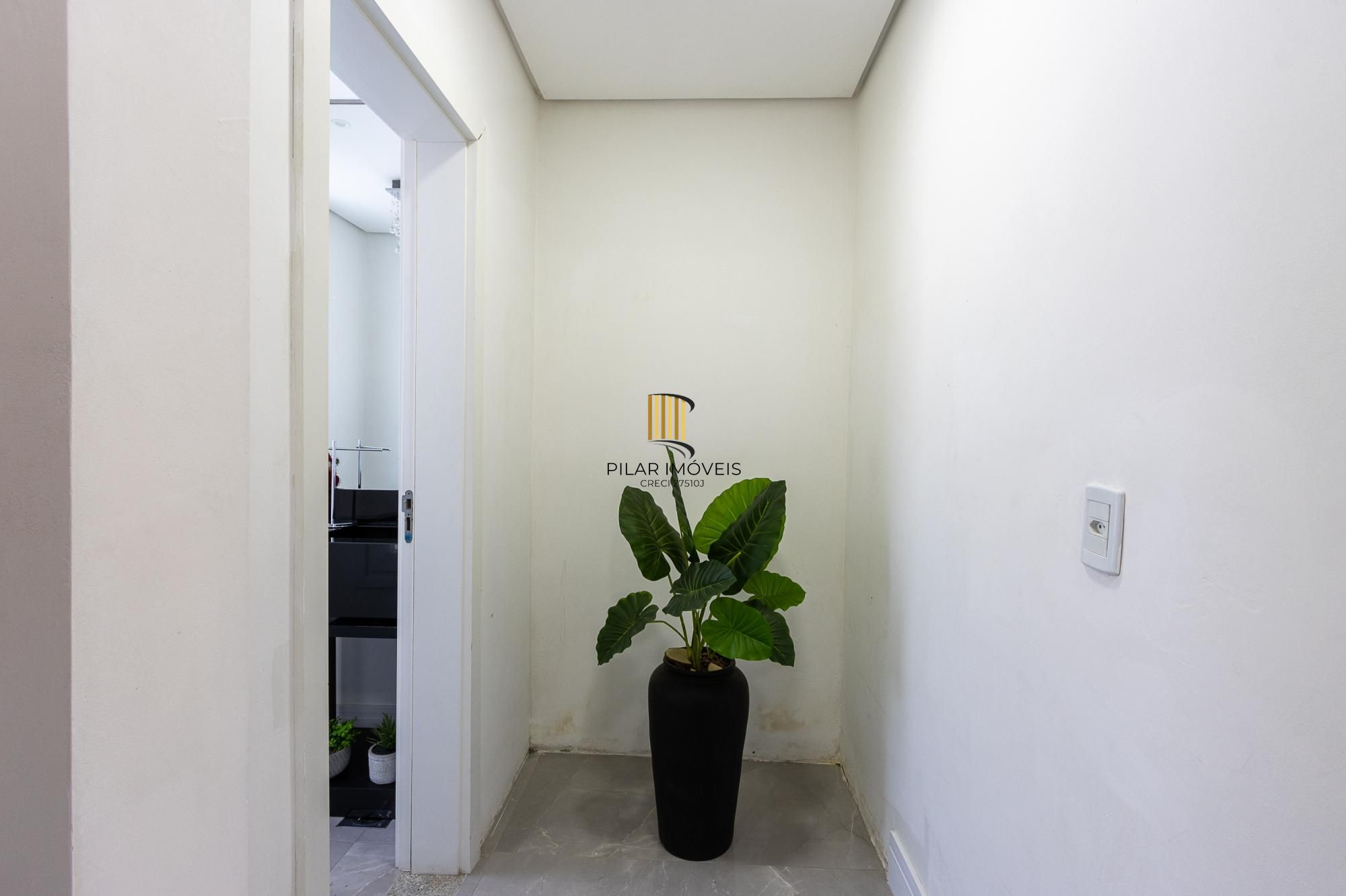 Excelente casa de 3 dormitórios, 3 suítes e 2 vagas no bairro Cavalhada.