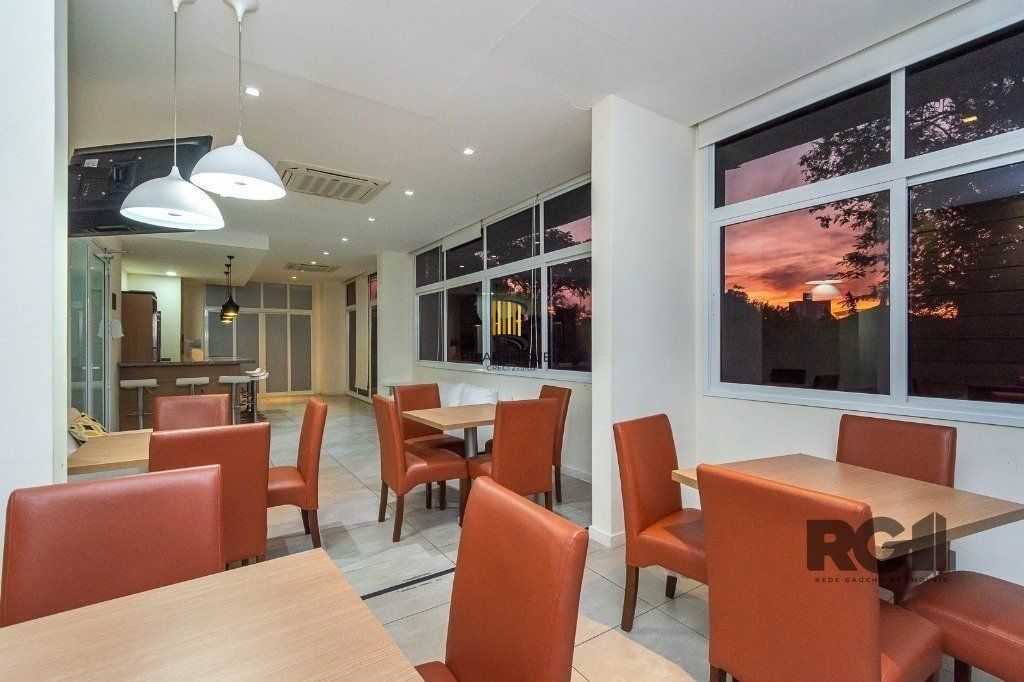 Apartamento andar alto que possui 2 dormitórios, sendo 1 súite, living para 2 ambientes, cozinha mobiliada, banheiro auxiliar