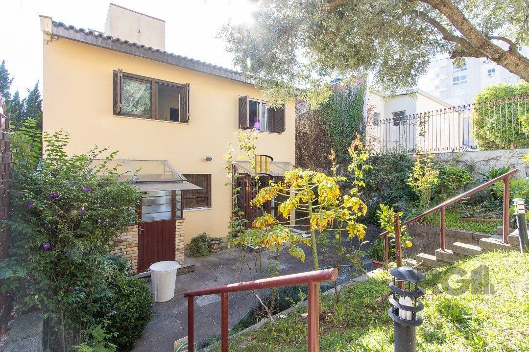 Casa tipo sobrado, com 3 dormitórios em Canoas