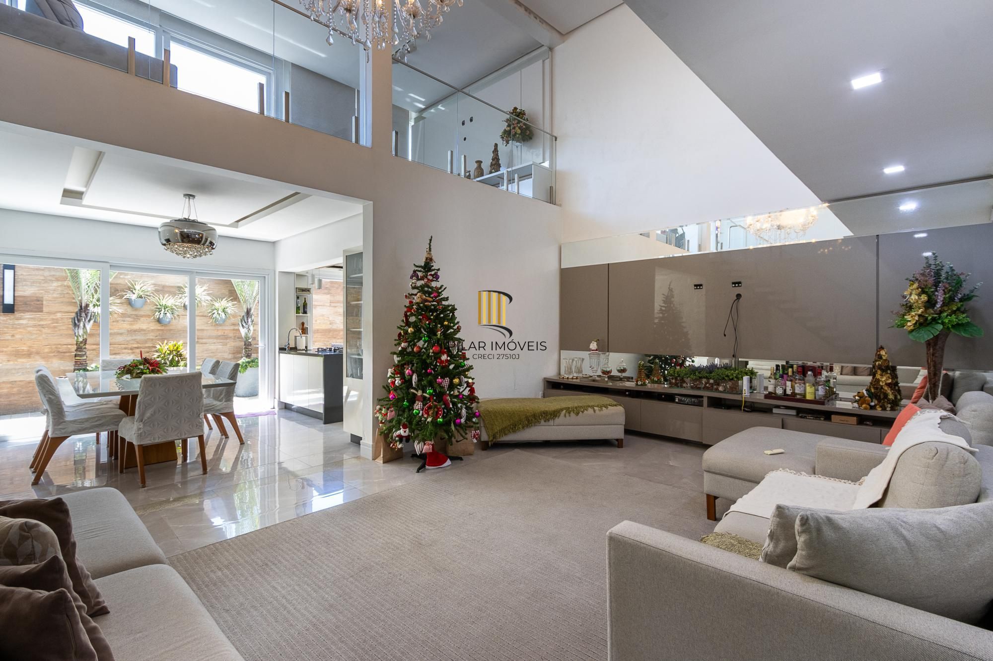 Excelente casa de 3 dormitórios, 3 suítes e 2 vagas no bairro Cavalhada.