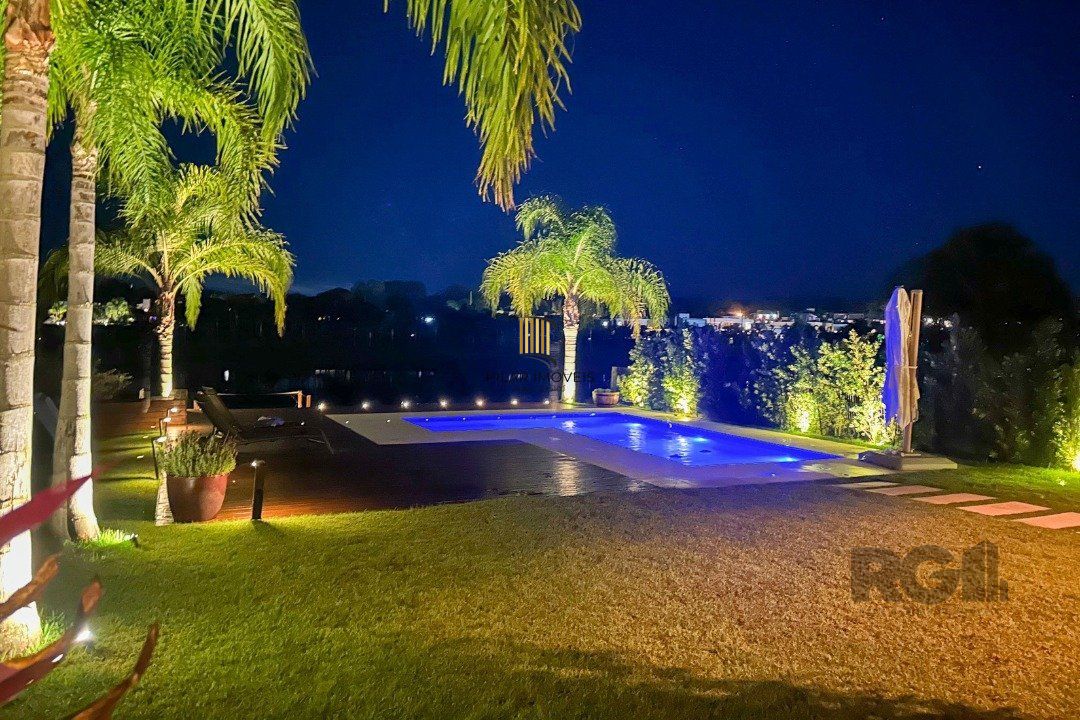 casa com  3 suítes no piso superior, mais 1 suíte no primeiro pavimento.