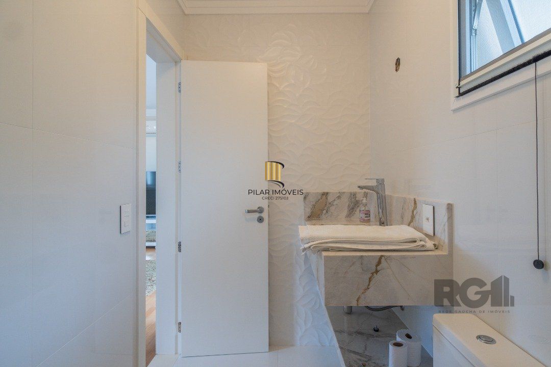Casa semimobiliada e possui 3 suítes (sendo 1 delas master com closet e hidro)