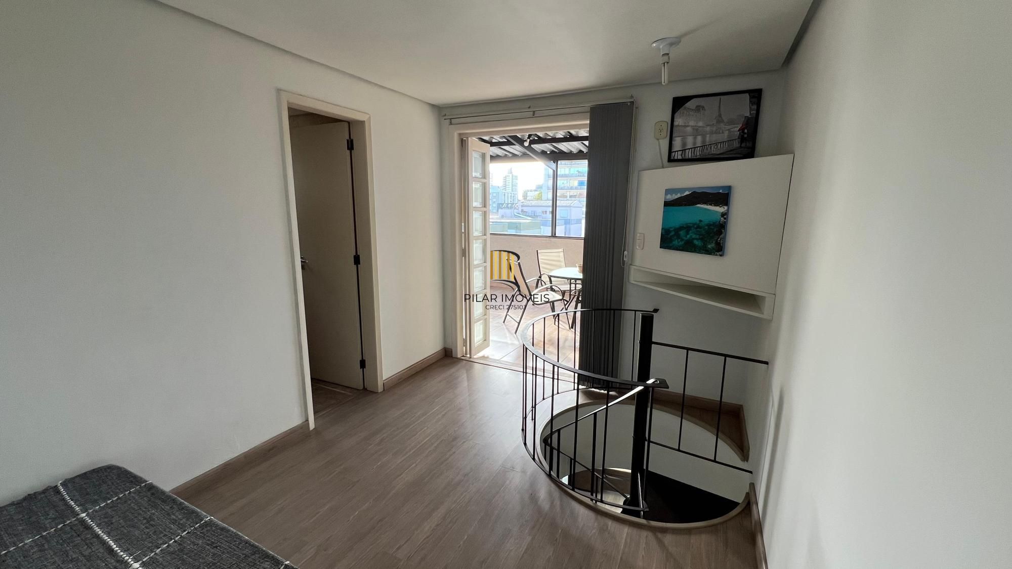 Cobertura no bairro Menino Deus com 01 dormitório sendo suíte