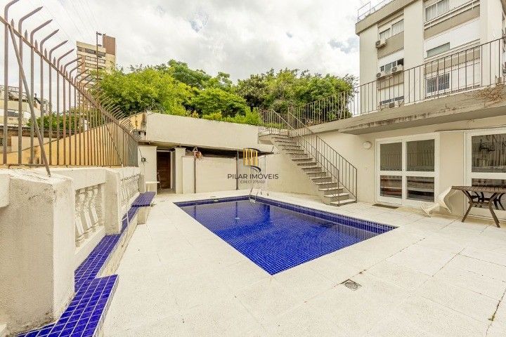 Cobertura no Bairro Auxiliadora, 3 dormitórios, 1 suíte, churrasqueira e vaga coberta.