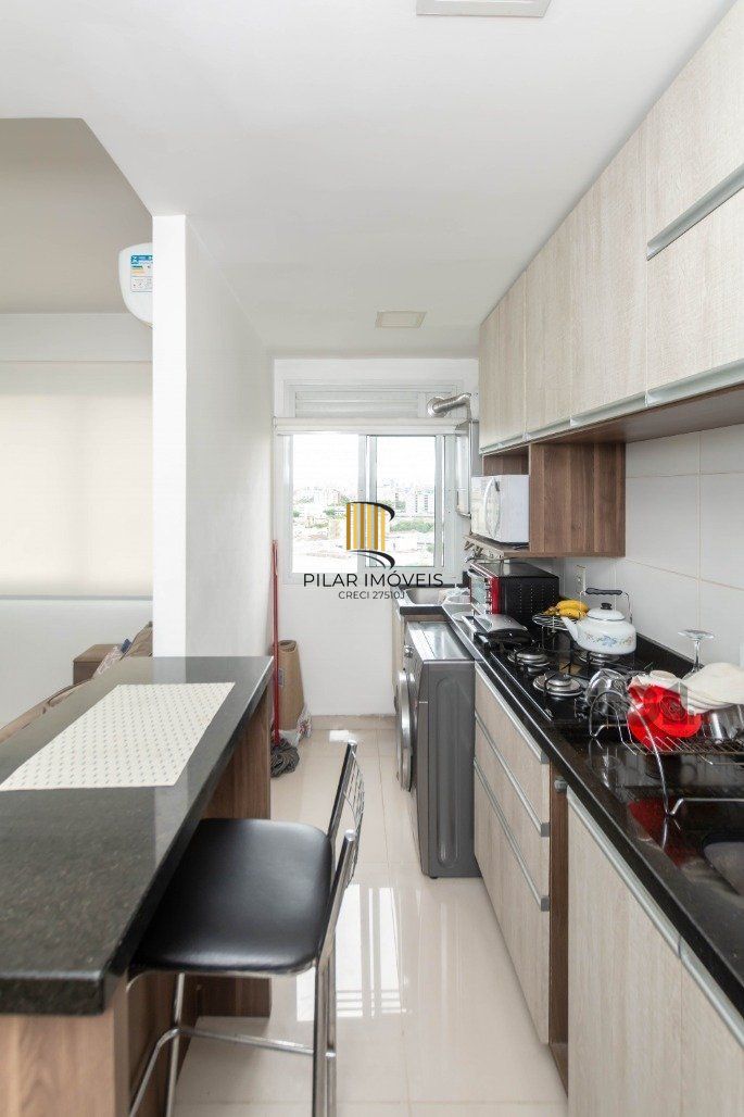 Apartamento andar alto que possui 2 dormitórios, sendo 1 súite, living para 2 ambientes, cozinha mobiliada, banheiro auxiliar