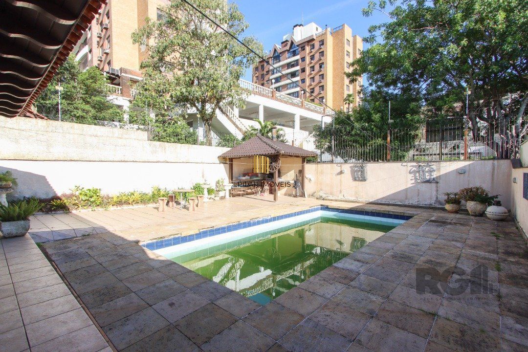 Casa a venda com 03 dormitórios, living 03 ambientes com vista para o Rio.
