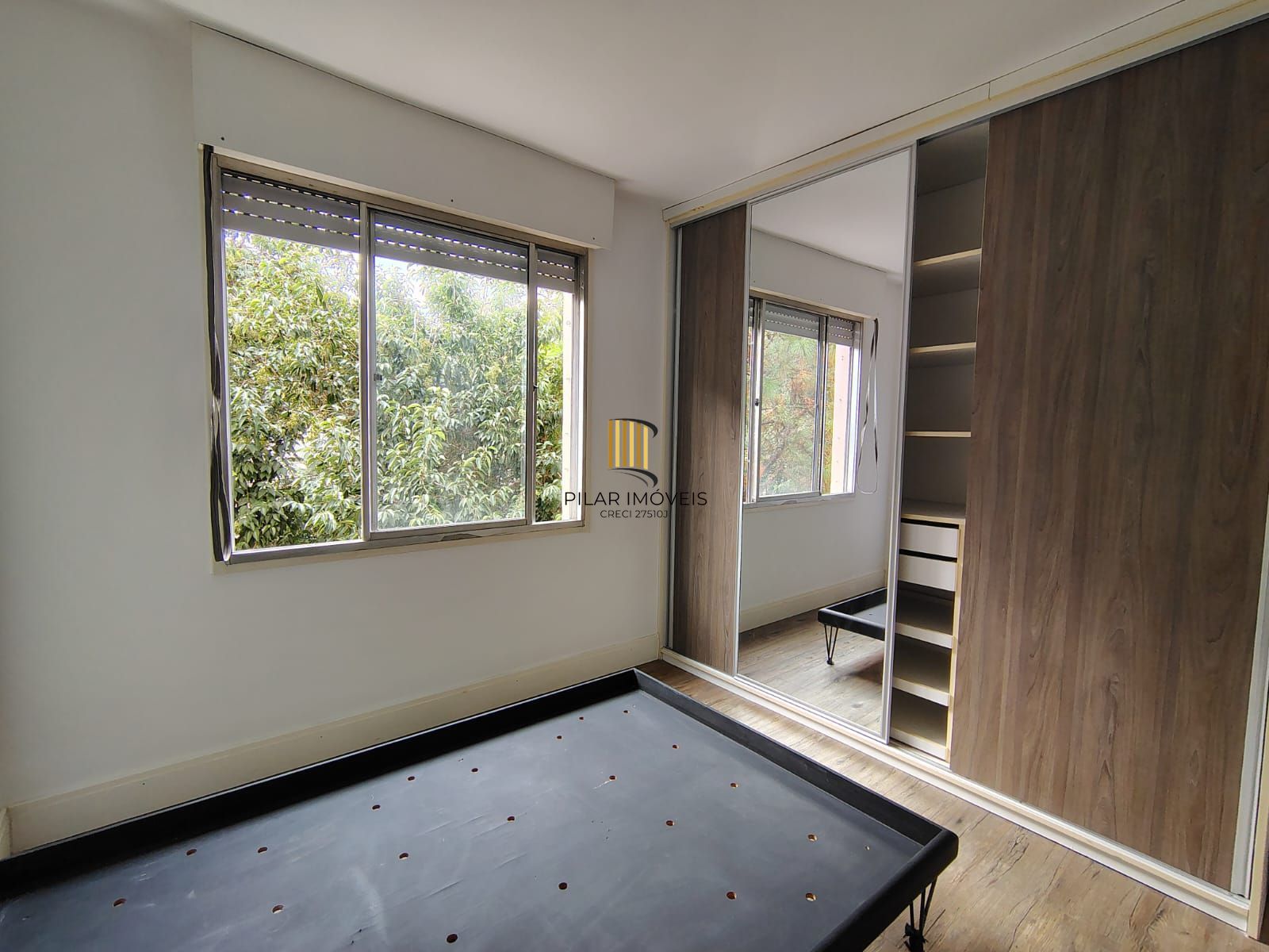 Apartamento de 1 dormitório, living, cozinha planejada, banheiro social.