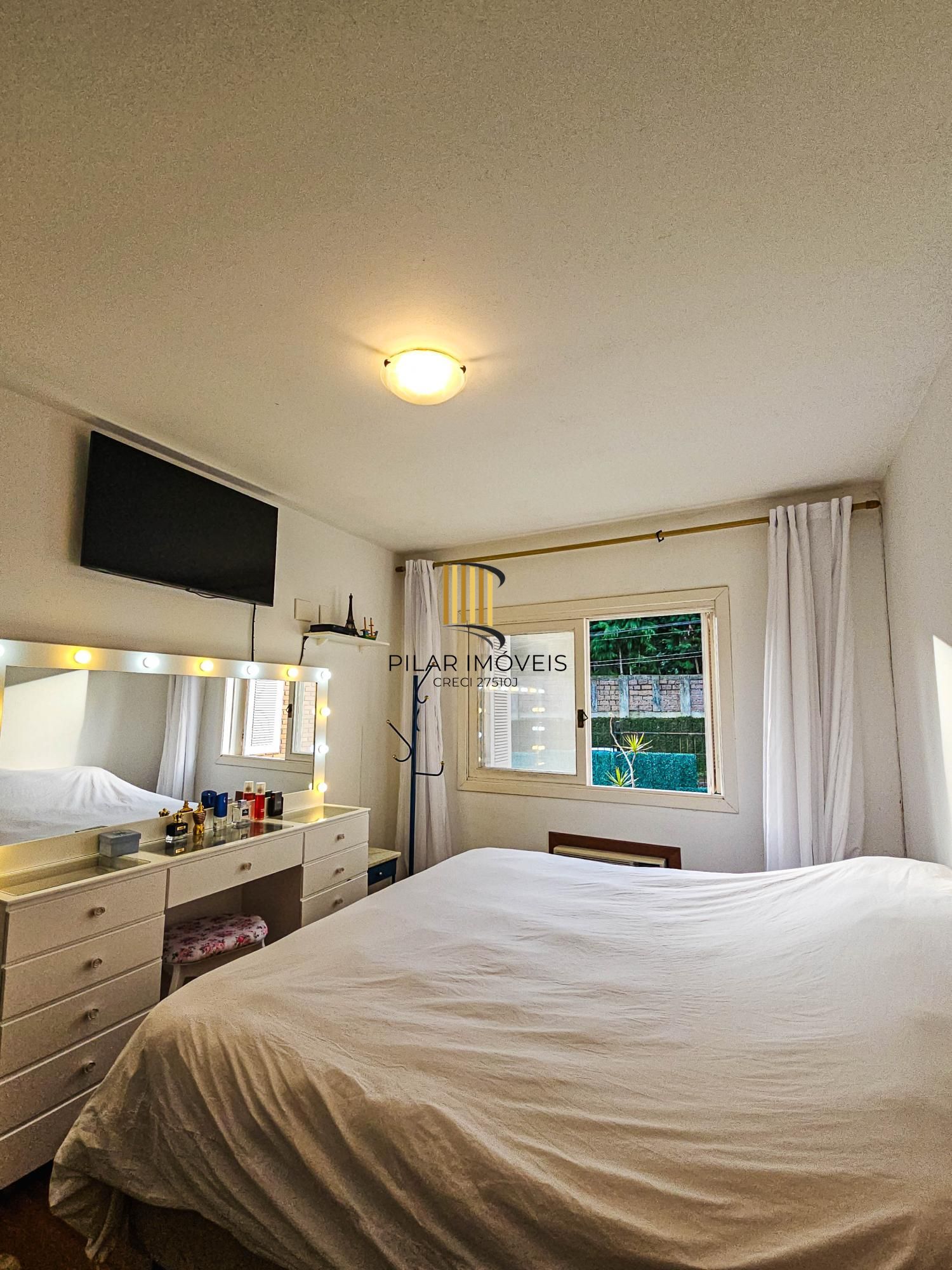 Casa na Vila Conceição, 3 dormitórios, 1 suíte, churrasqueira, lareira, 4 vagas, piscina aquecida e vista perene para o Rio.