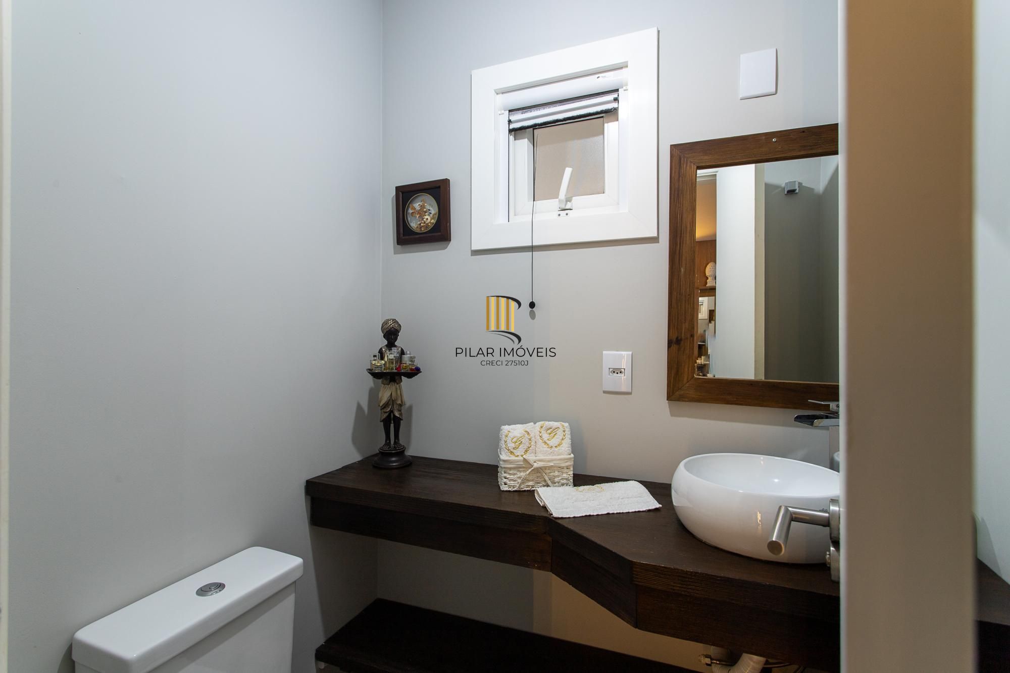 Casa térrea no Condominio Terra Ville, com patio e piscina.