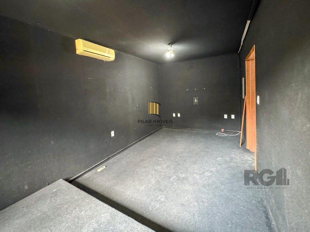 Com 4 suítes espaçosas, incluindo uma master com closet,