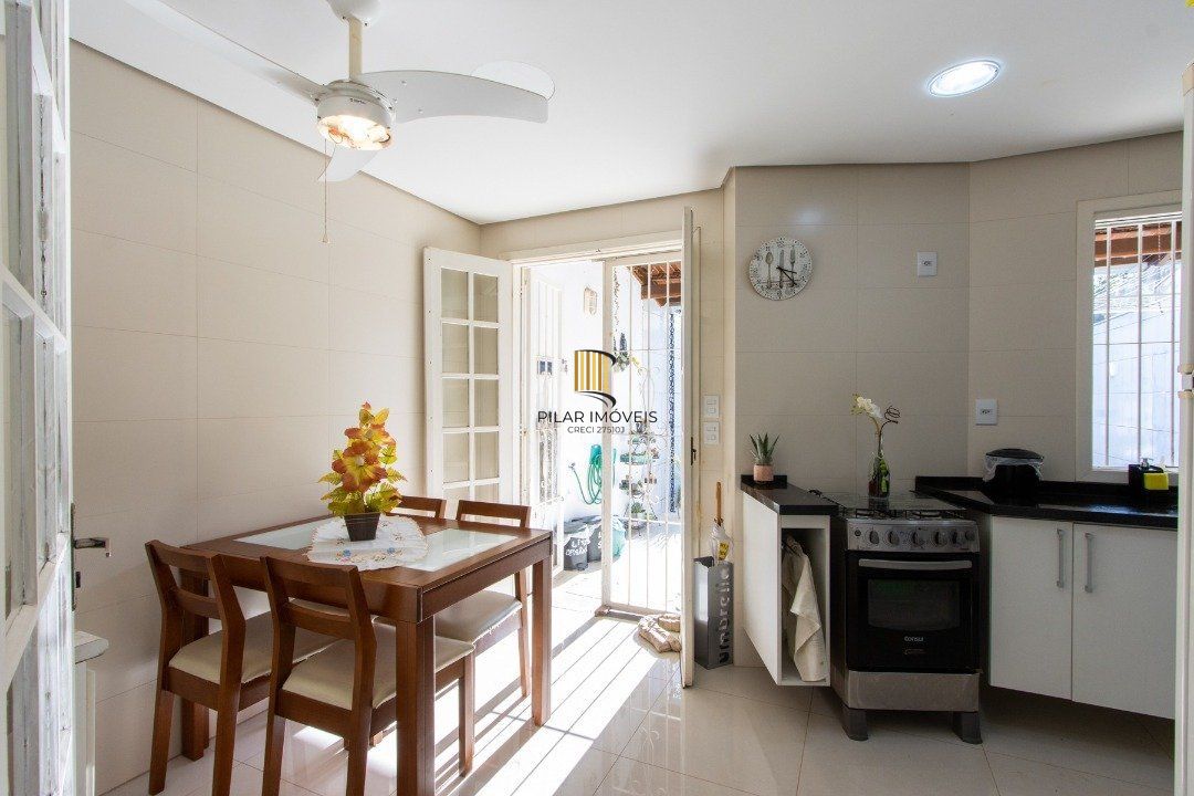 Casa 3 dormitórios no bairro Guarujá