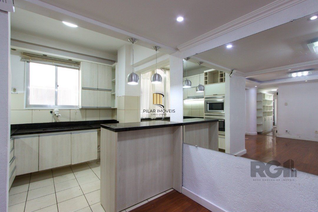 Apartamento semi-mobiliado, possui 3 dormitórios, sendo 1 suíte