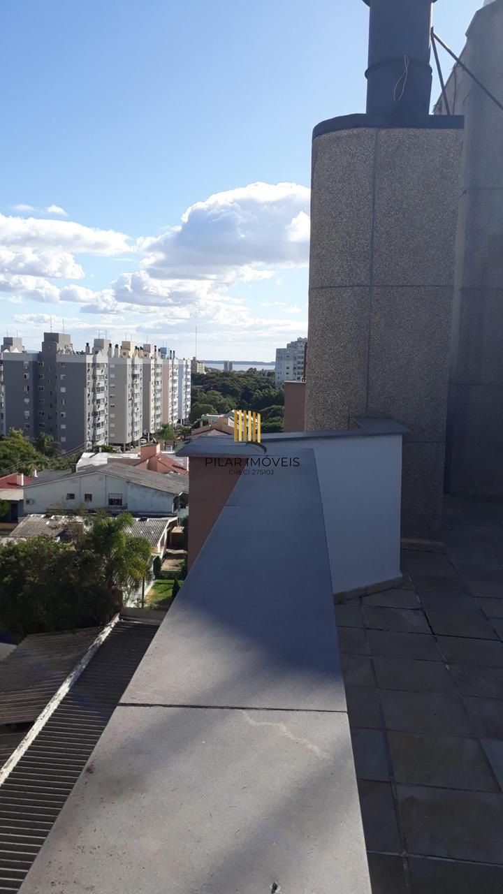 Cobertura com 137m², no Bairro Cristal, de 2 dormitórios, sento uma suíte, ampla sacada, churrasqueira, vista panorâmica, vaga coberta.