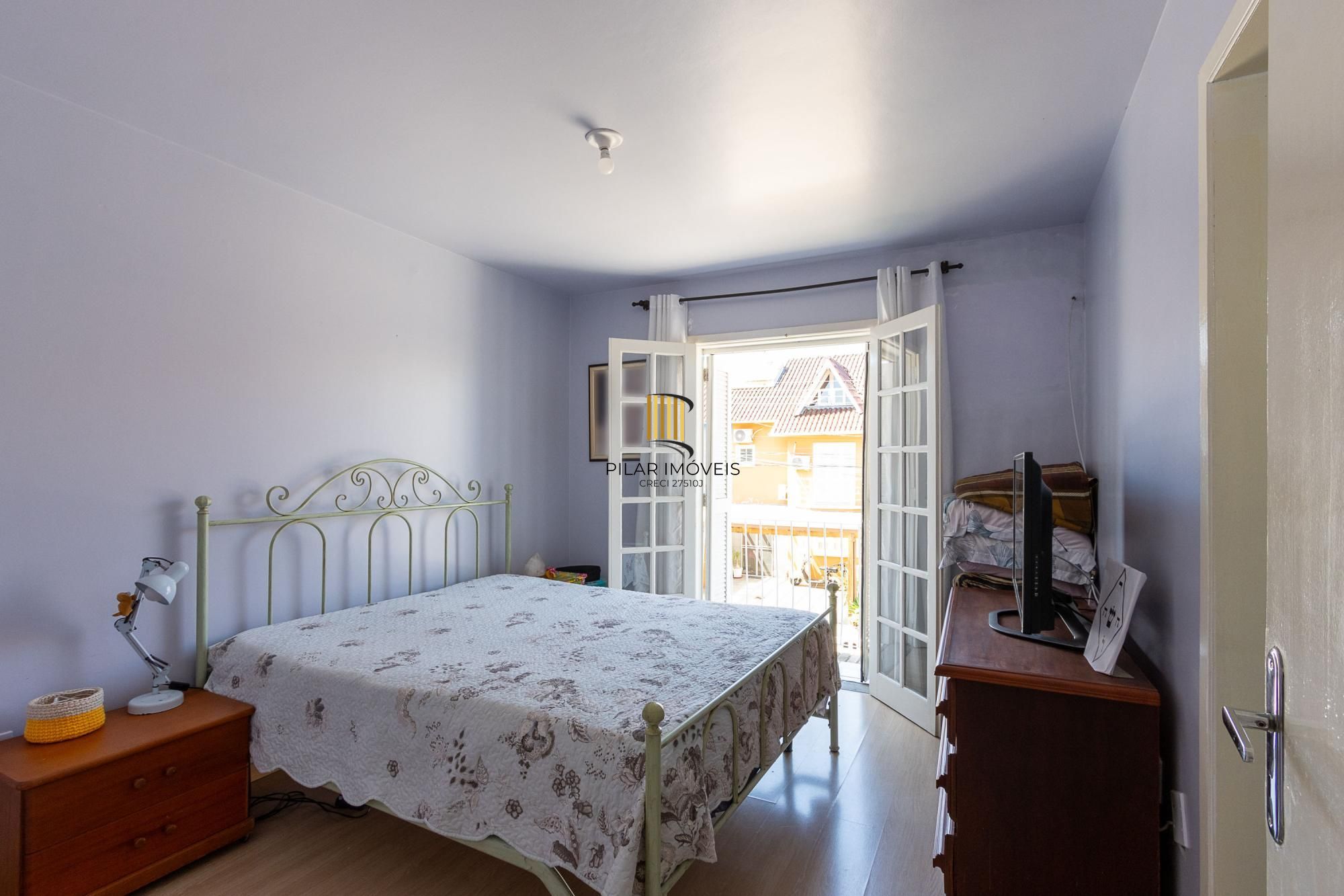 Casa de condomínio, de 3 dormitórios, 1 suíte e 2 vagas de garagem.