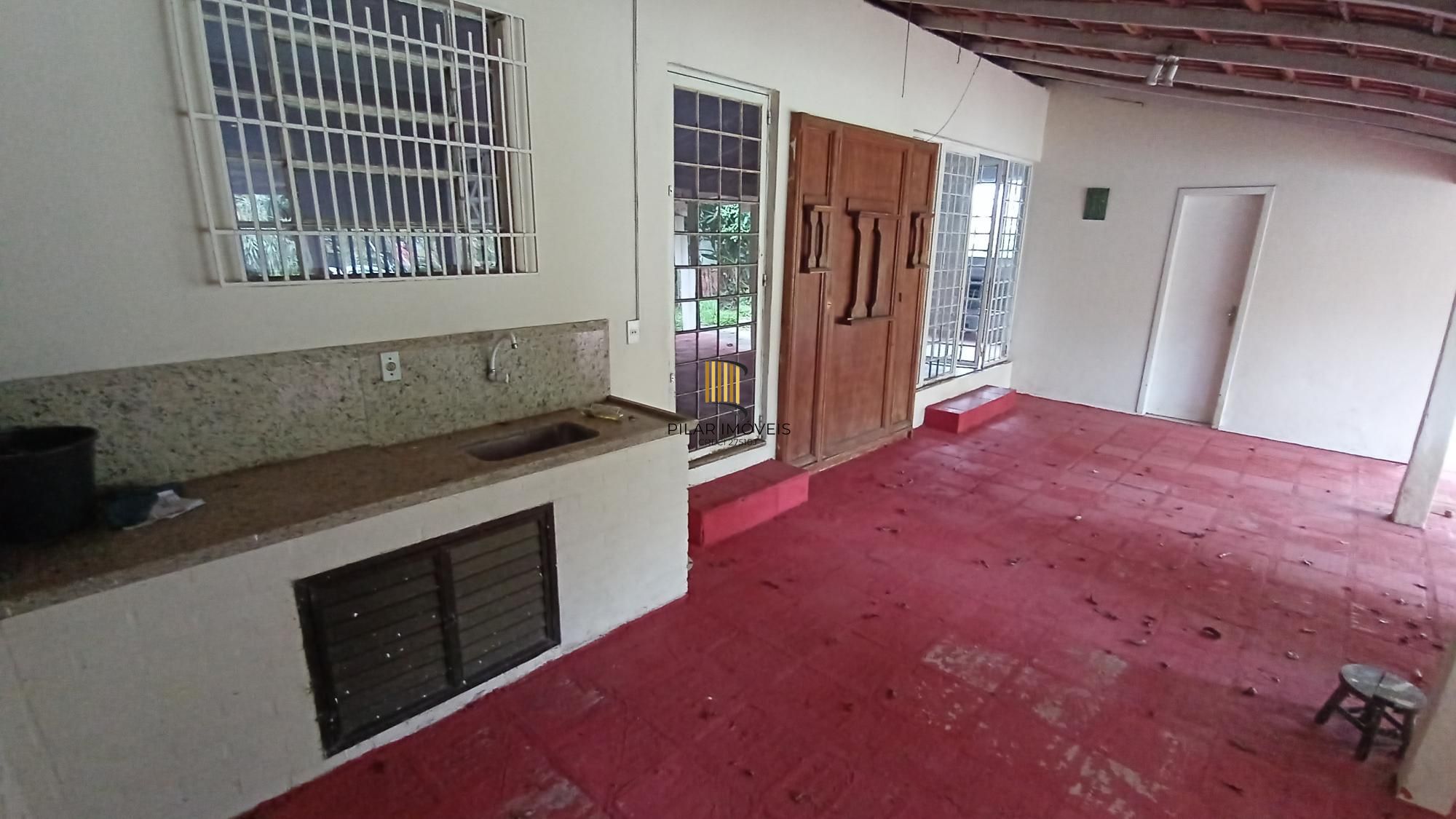 Sossego e natureza em Porto Alegre: 3 quartos, piscina e quase 2000m² de área