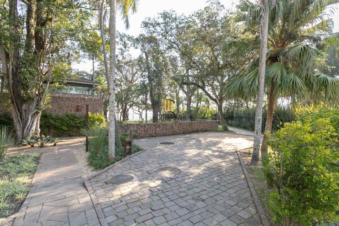 Casa mobiliada no Condomínio Las Rocas com 3 suítes,
