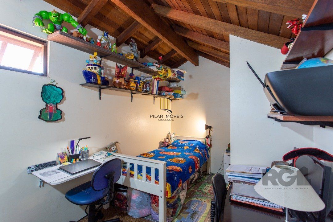 A casa possui 78m² de área construída, com um adicional de 20m²