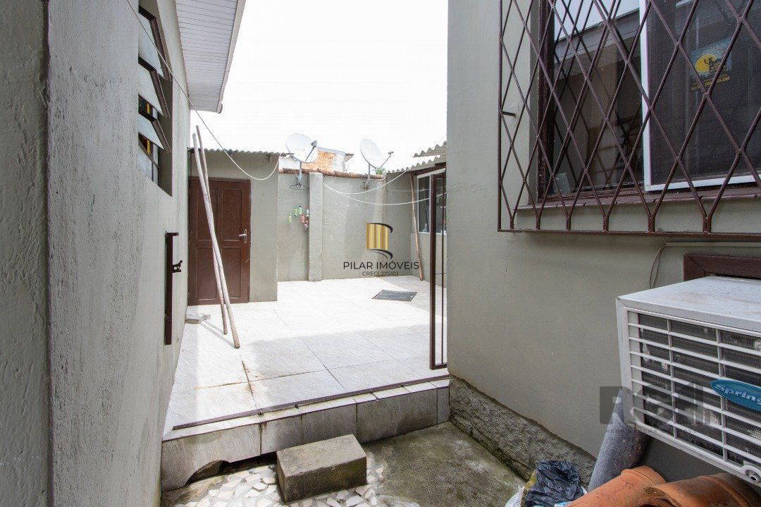 Casa térrea, 3 quartos, 2 banheiros, com pátio no Bairro Cavalhada