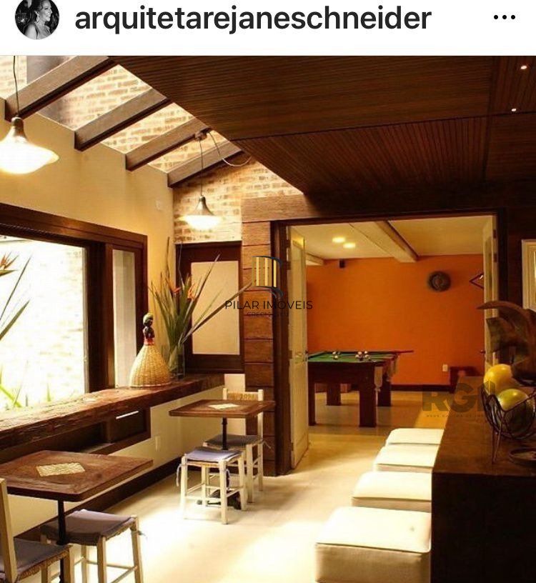 Casa com  griffe, no Condomínio Carmel, no coração do litoral norte, juntinho à Central de Atlântida,  entre bosques e ares de serra.
