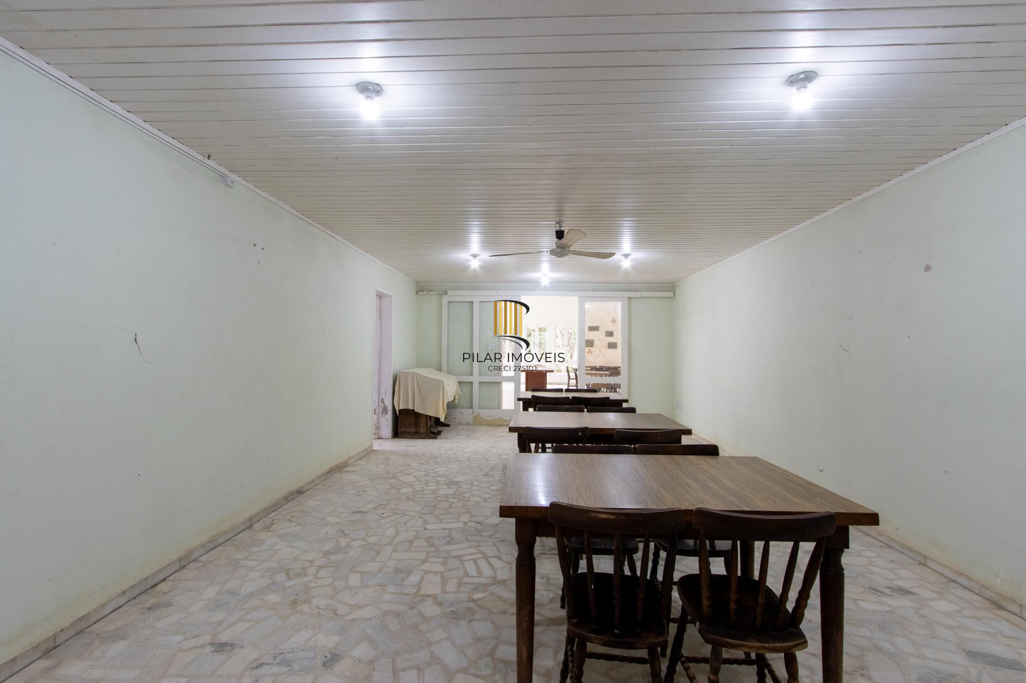 Terreno com edificações para múltiplos negócios lucrativos.