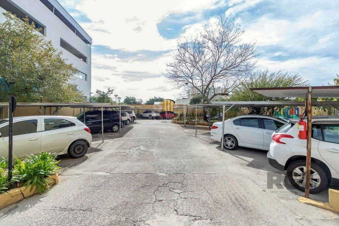Apartamento de 02 dormitórios com móveis e roupeiros planejados
