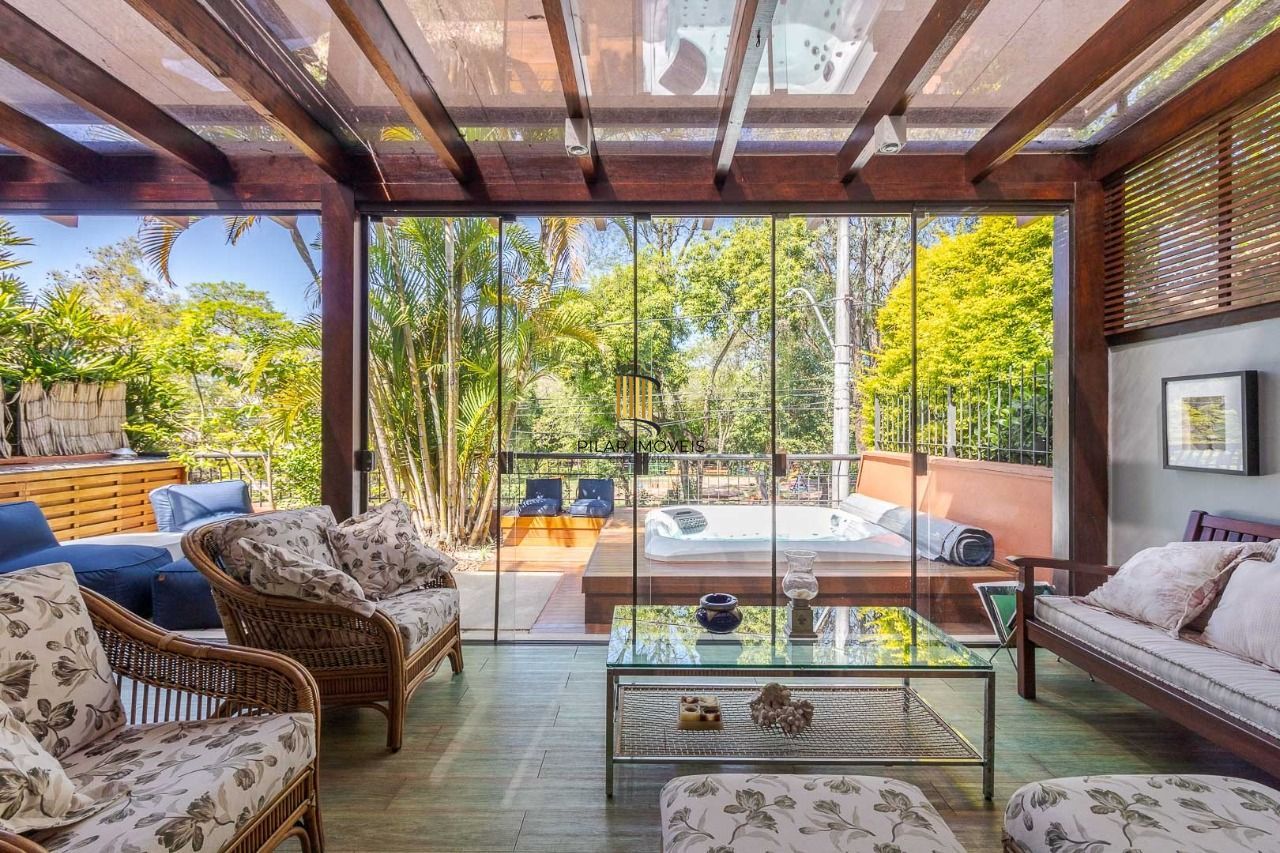 Casa em Condomínio com 487m² | 4 Dormitórios sendo 4 suítes, 3 vagas, no Bairro Três Figueiras, Porto Alegre