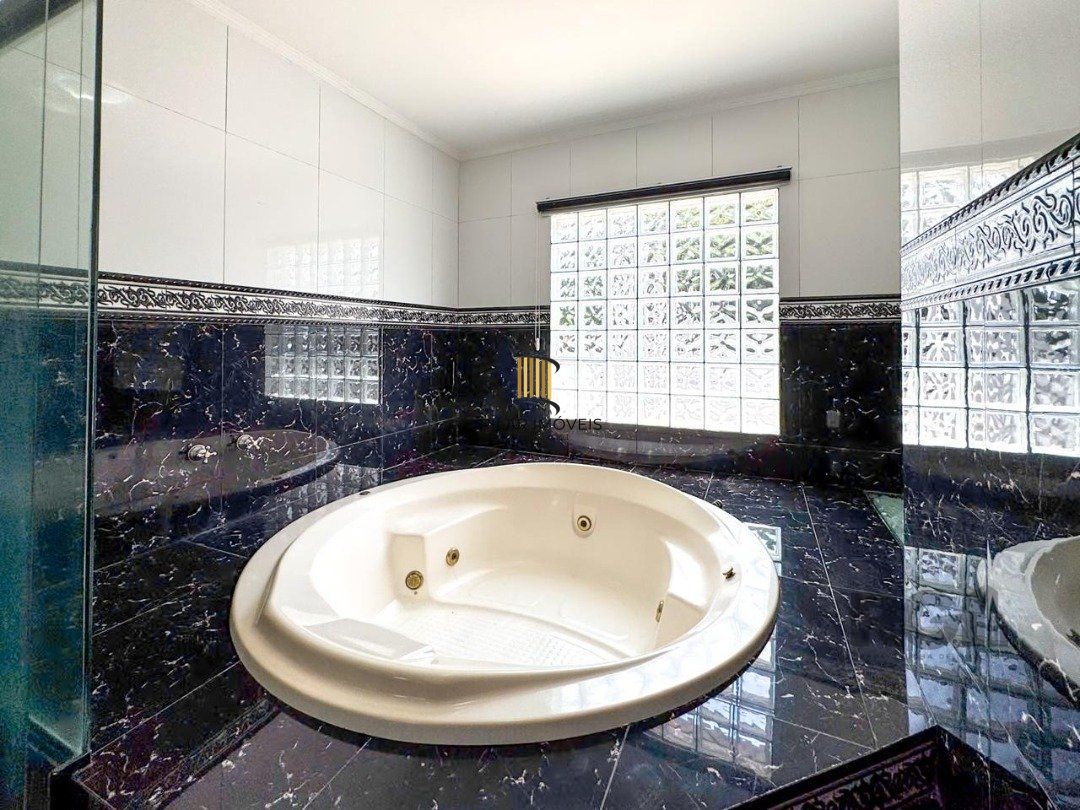 Com 4 suítes espaçosas, incluindo uma master com closet,