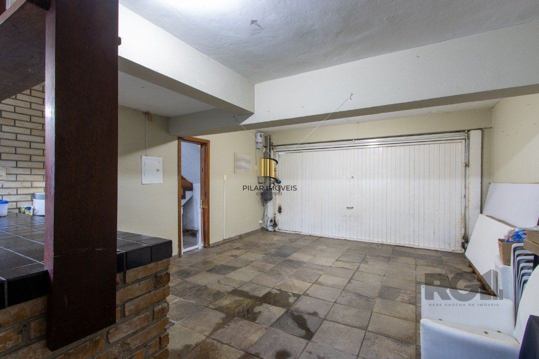 Casa no bairro Cristal, Possui 4 dormitórios, sendo 1suíte, closet e banheira de hidromassagem, com possibilidade de um podendo 1 dormitórios extra.