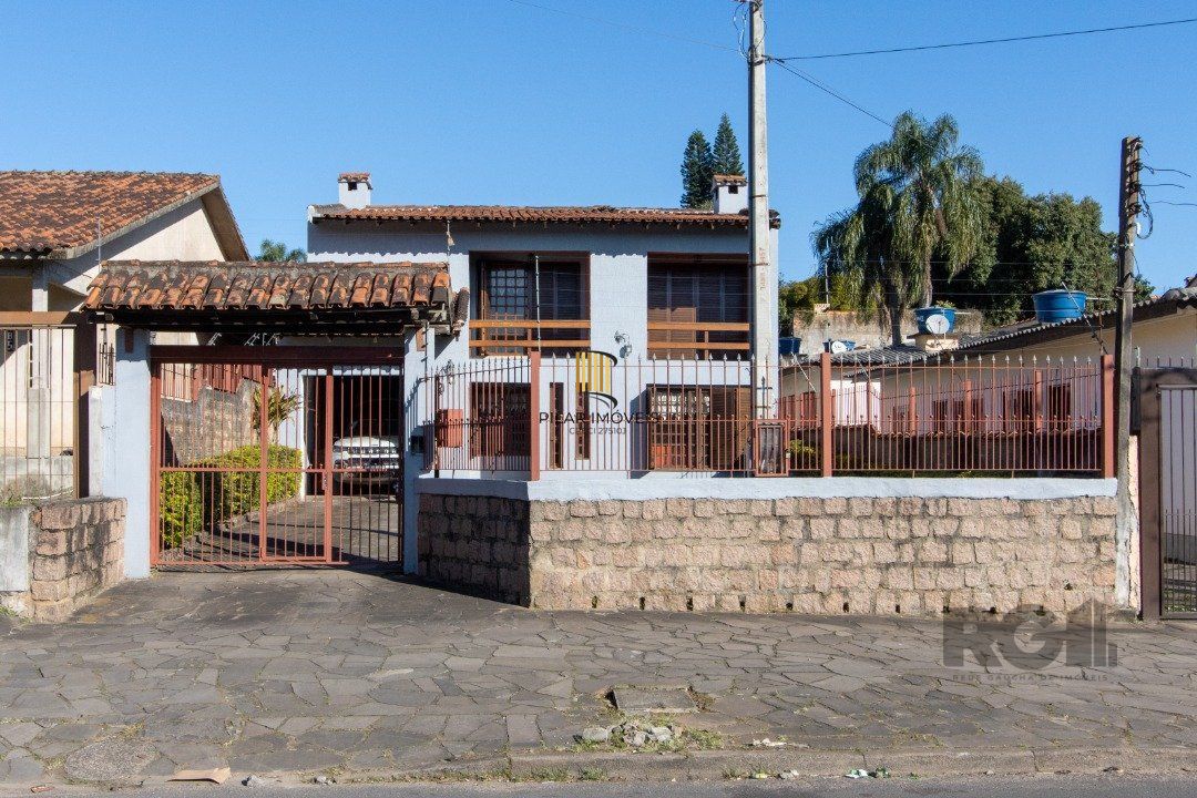 Casa para Venda - 300m², 3 dormitórios, sendo 1 suites, 4 vagas - Tristeza