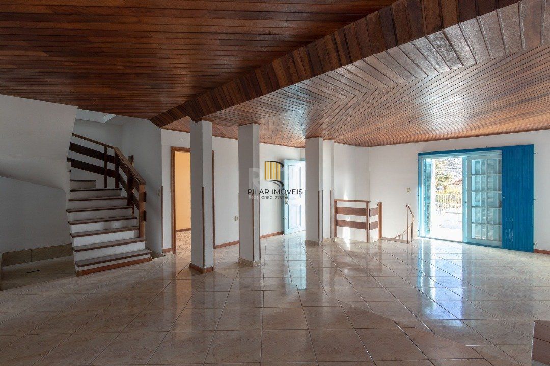 Casa com piscina em localização nobre no bairro Tristeza com vista para Rio Guaíba.