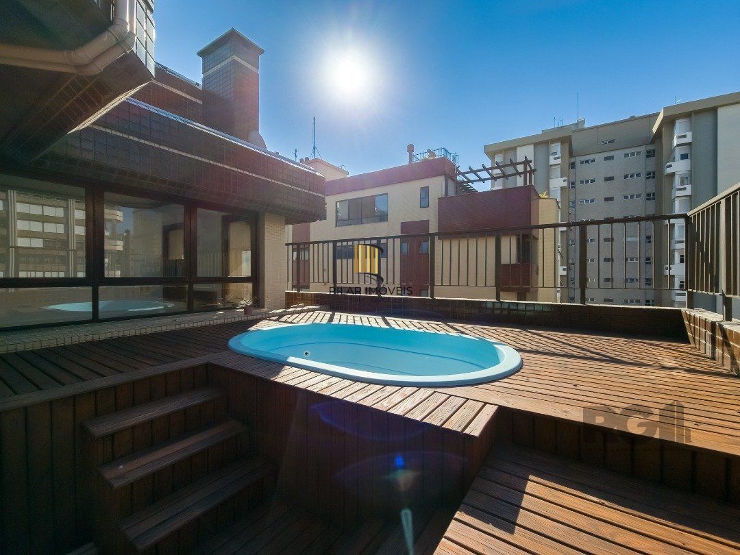 Cobertura com 222m² privativos, 3 quartos, 1 suite, lareira, piscina, 2 vagas no Bairro Rio Branco