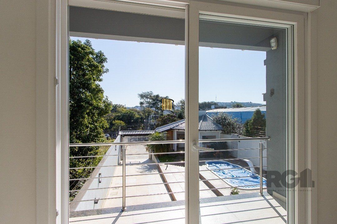 Casa 4 dormitórios no bairro Nonoai