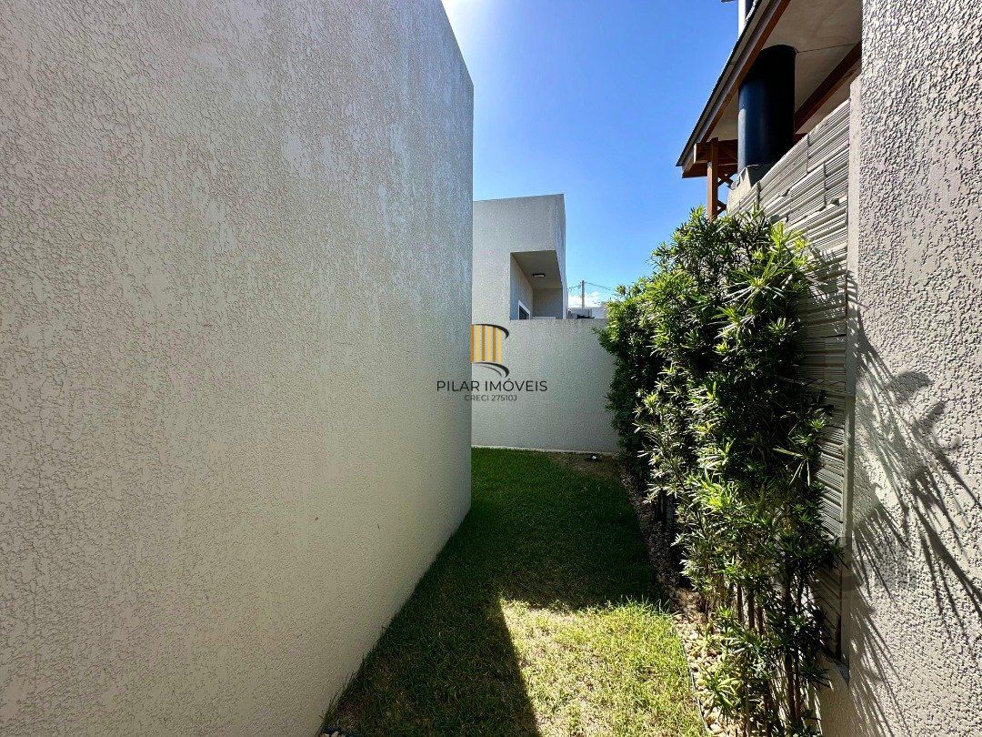 CASA À VENDA NO JARDIM BEIRA MAR, 2 QUADRAS DO MAR