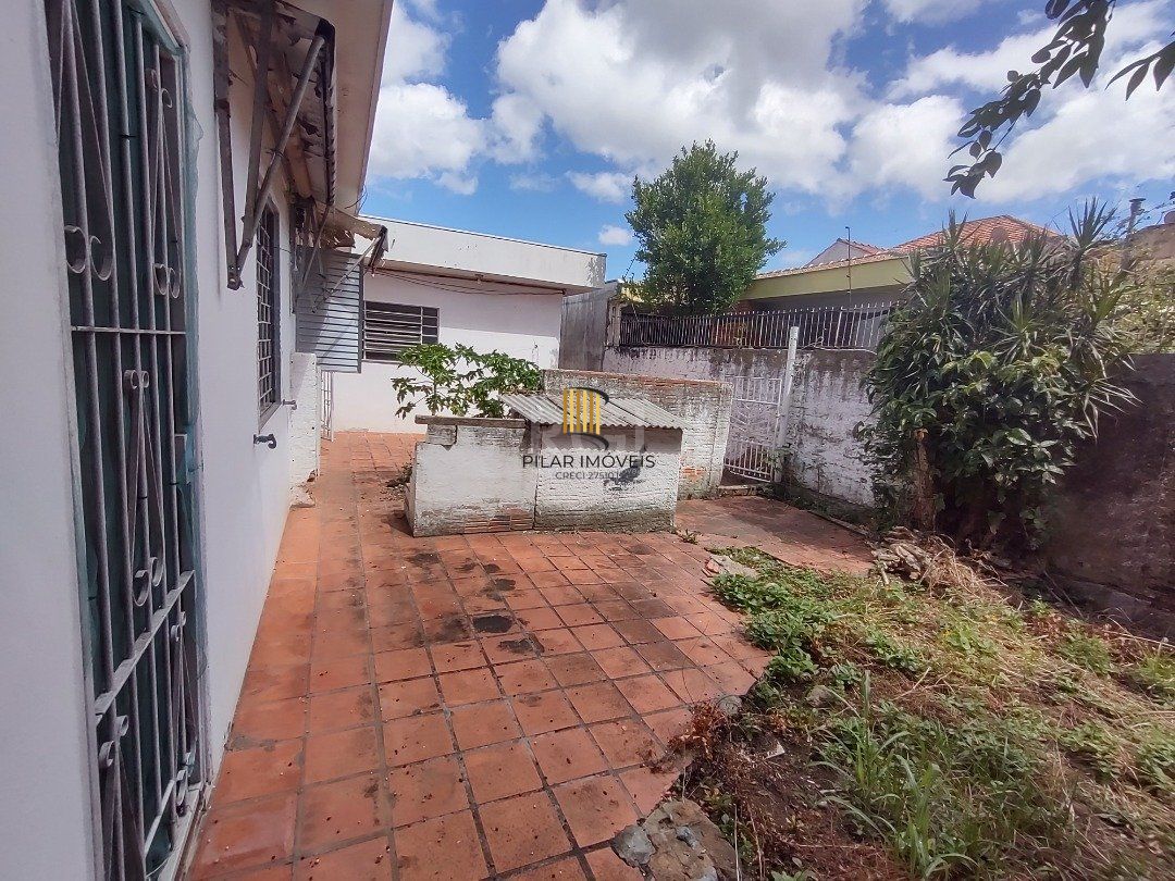 Casa à venda com 3 quartos, 1 vaga e pátio - Bairro Medianeira