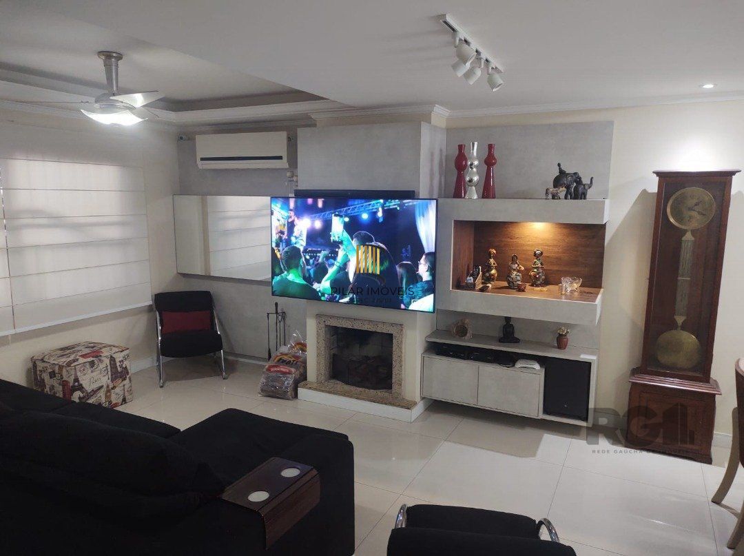 Linda Casa de Três Pavimentos, Finamente Decorada, Pronta para Morar!