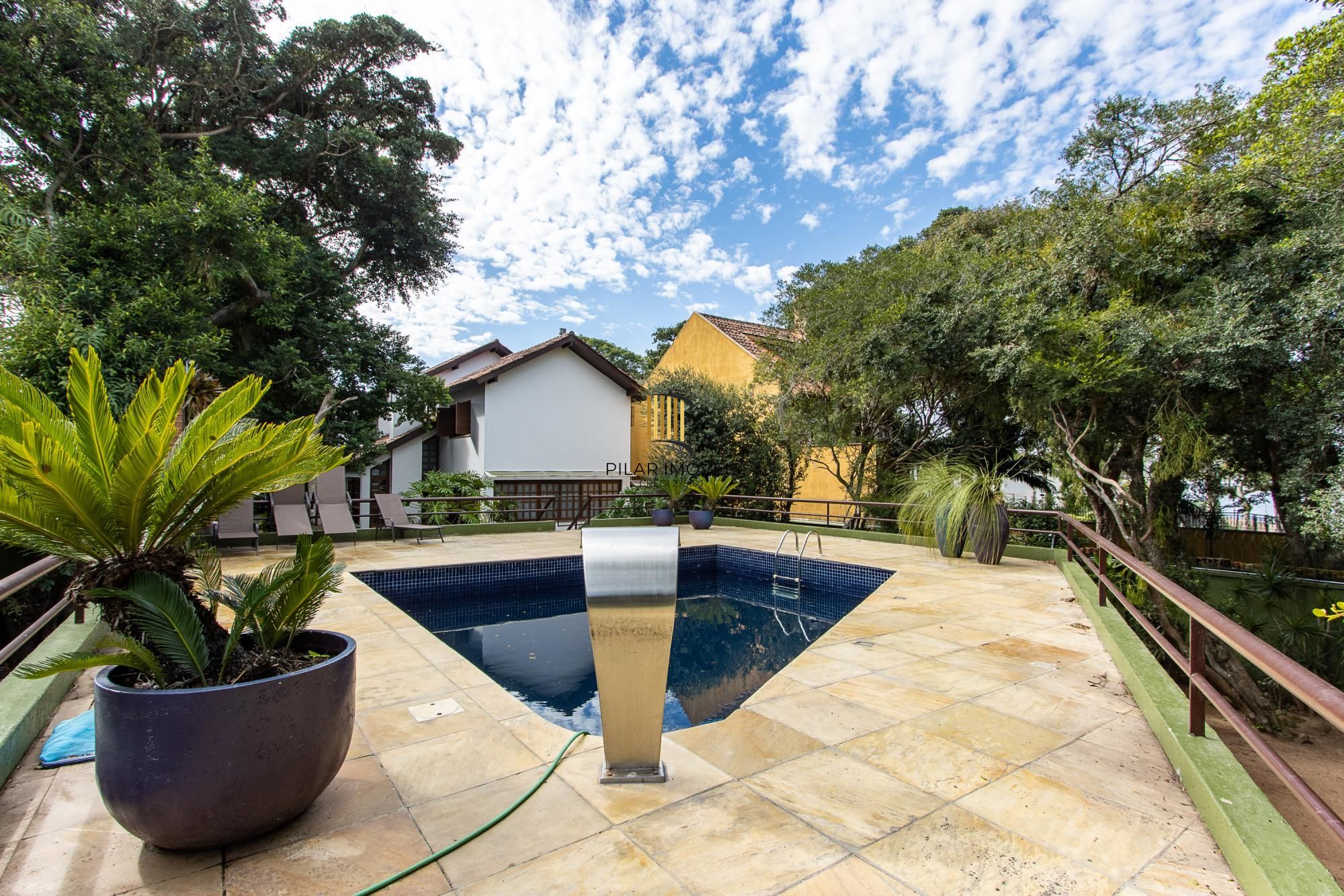 Casa de Condomínio 4 dormitórios no bairro Pedra Redonda